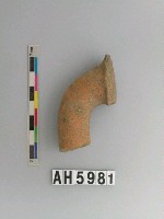 藏品(灰褐色夾砂陶把)的圖片